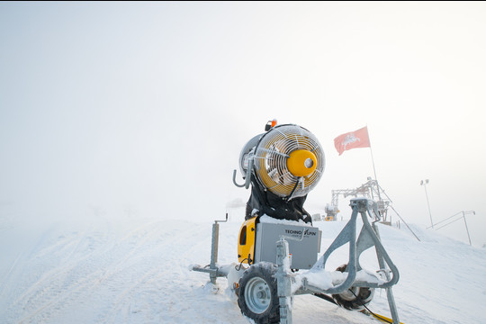 Liepkalnio trasoje ūžia sniego patrankos ir burzgia traktoriai.<br>V.Ščiavinsko nuotr.