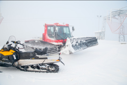Liepkalnio trasoje ūžia sniego patrankos ir burzgia traktoriai.<br>V.Ščiavinsko nuotr.
