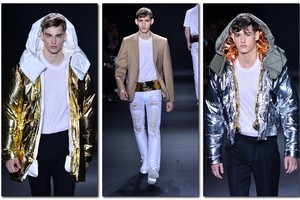 Milano vyrų mados savaitė: „Calvin Klein“ auksinis berniukas