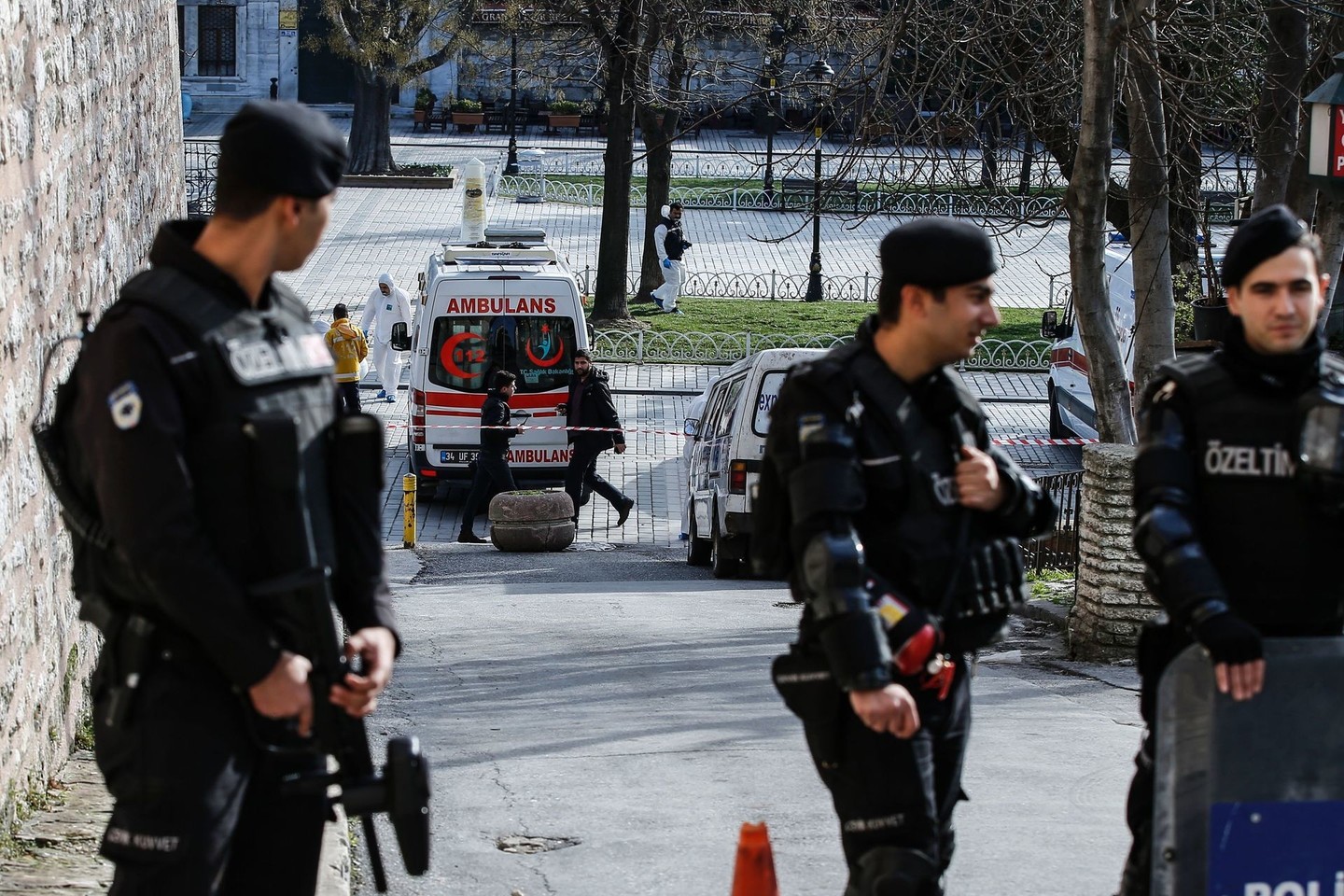 Turkijos pareigūnai ieško arbatinę apšaudžiusio vyro