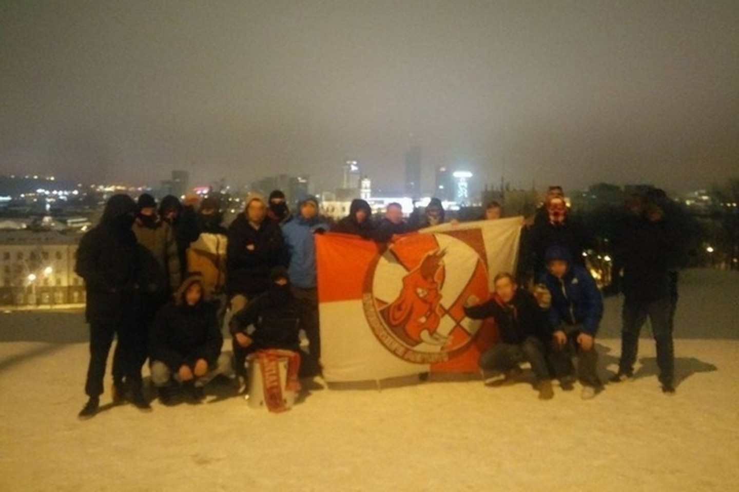 Pavogę „Juventus“ vėliavą „Lietuvos sirgaliai“ su ja ir įsiamžino.