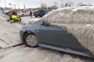 Lede įšalusį automobilį pavyko išvaduoti tik su chemikalais