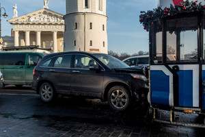Į Vilniaus kalėdinį traukinuką įsirėžė merginos visureigis