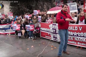 Į gatves išėję tėvai mėgins sustabdyti „Barnevernet“ girnas