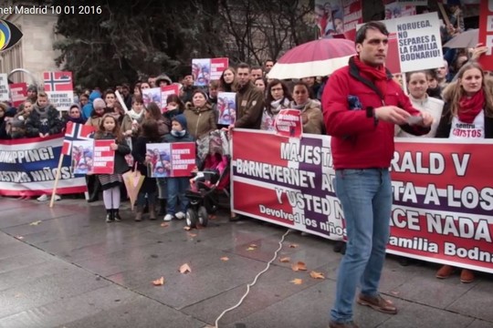 Į gatves išėję tėvai mėgins sustabdyti „Barnevernet“ girnas
