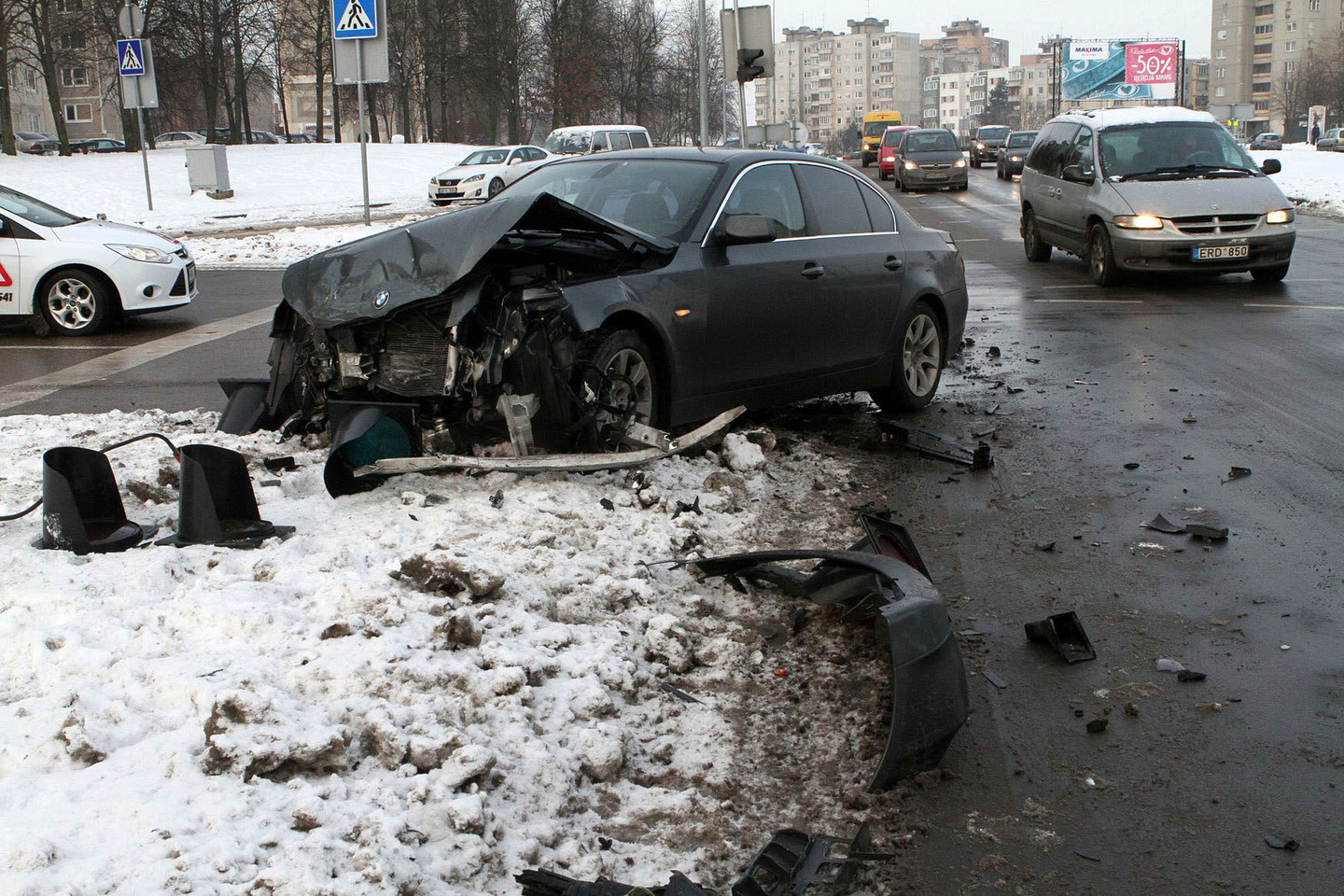 BMW automobilis visiškai suniokotas, o vairuotojas liko sveikas.