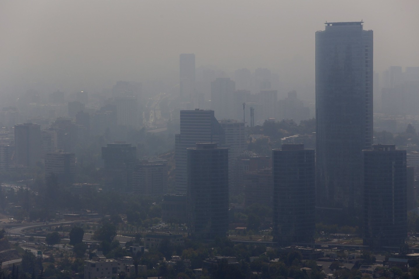 Dūmų debesis apgaubė Čilės sostinę Santjagą<br>AFP/ Scanpix nuotr.