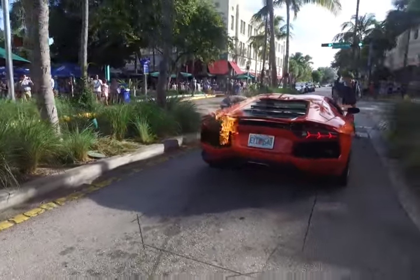 „Lamborghini Aventador“ užsidegė po to, kai vaikinas pernelyg ilgai laikė aukštus variklio sūkius.