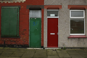 Pabėgėlių apgyvendinimo vietą Anglijoje išduoda raudonos durys