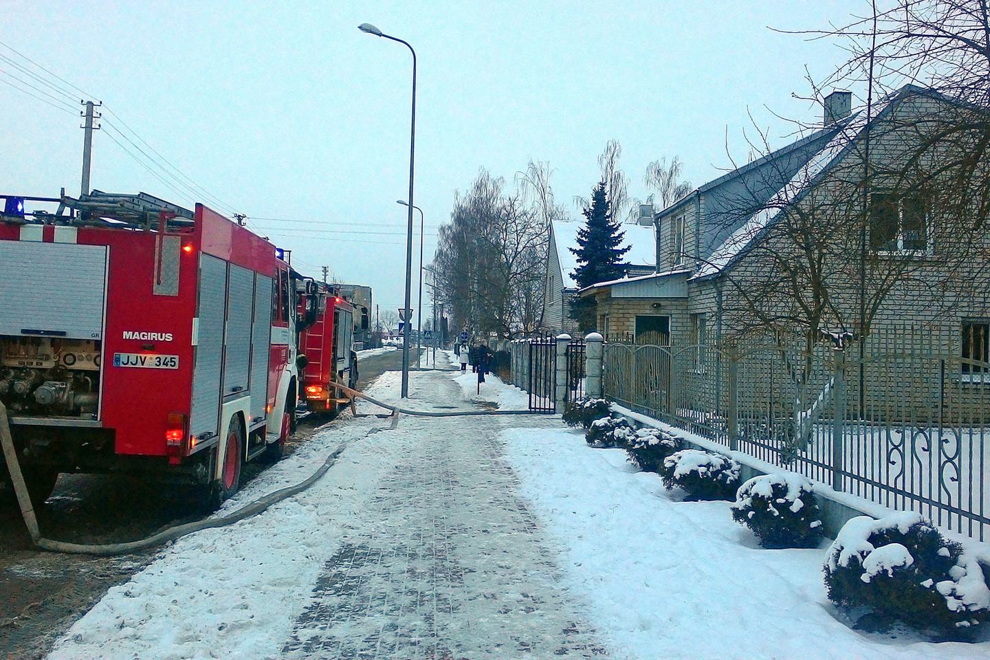 Tauragės ugniagesiai iš gaisro šiame name išgelbėjo tris mažas mergaites.