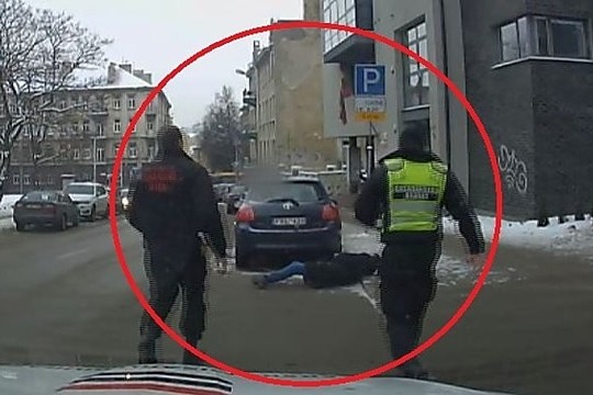 Apsaugos darbuotojų gerumas – žaibiškai gelbėjo sužeistą moterį