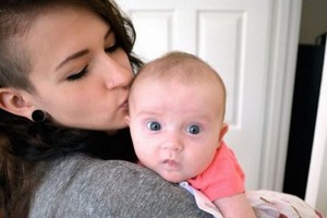 Studentė pamaitino benamį – jis atsidėkojo sukrečiančiu rašteliu