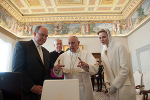 Monako kunigaikštienei – popiežiaus privilegija dėl aprangos