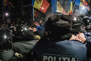 Protestuotojai šturmavo Moldovos parlamentą, dešimtys sužeista