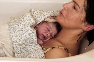 Tyrimas: dauguma mamyčių pasisako už gimdymą namuose