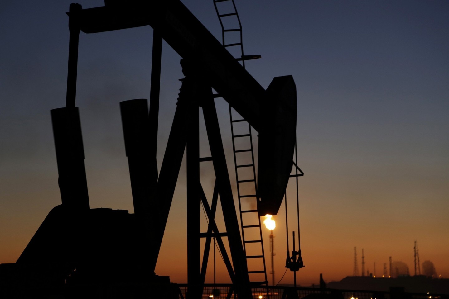 Naftą išgaunančios šalys susiduria su vis didesniais iššūkiais.<br>AP nuotr.