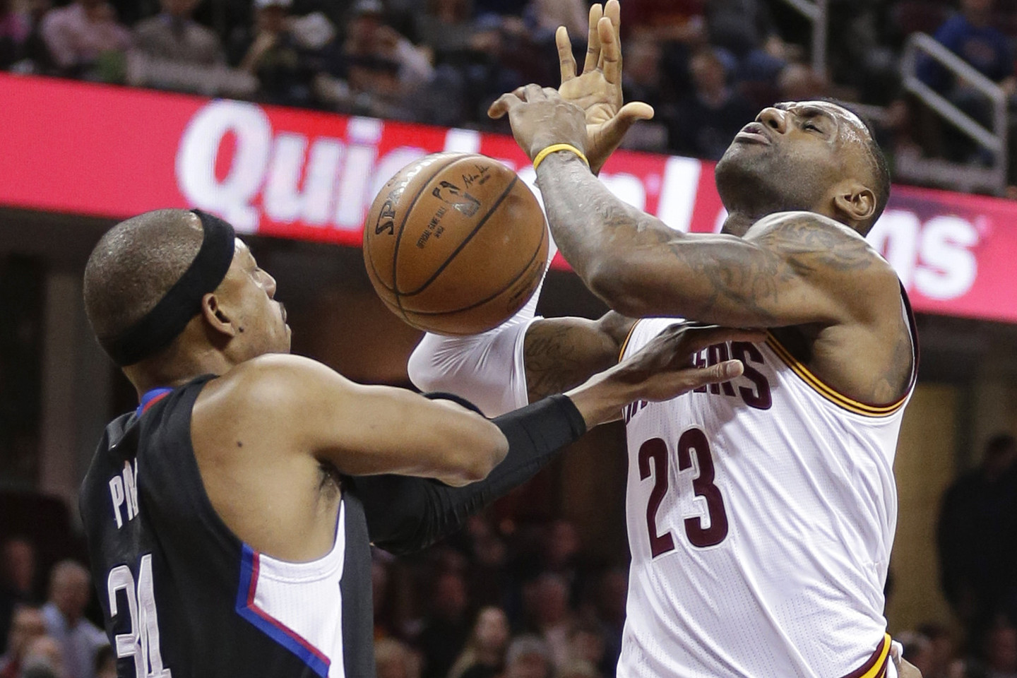 LeBronas Jamesas pasistengė, kad „Cavaliers“ vėl laimėtų.
