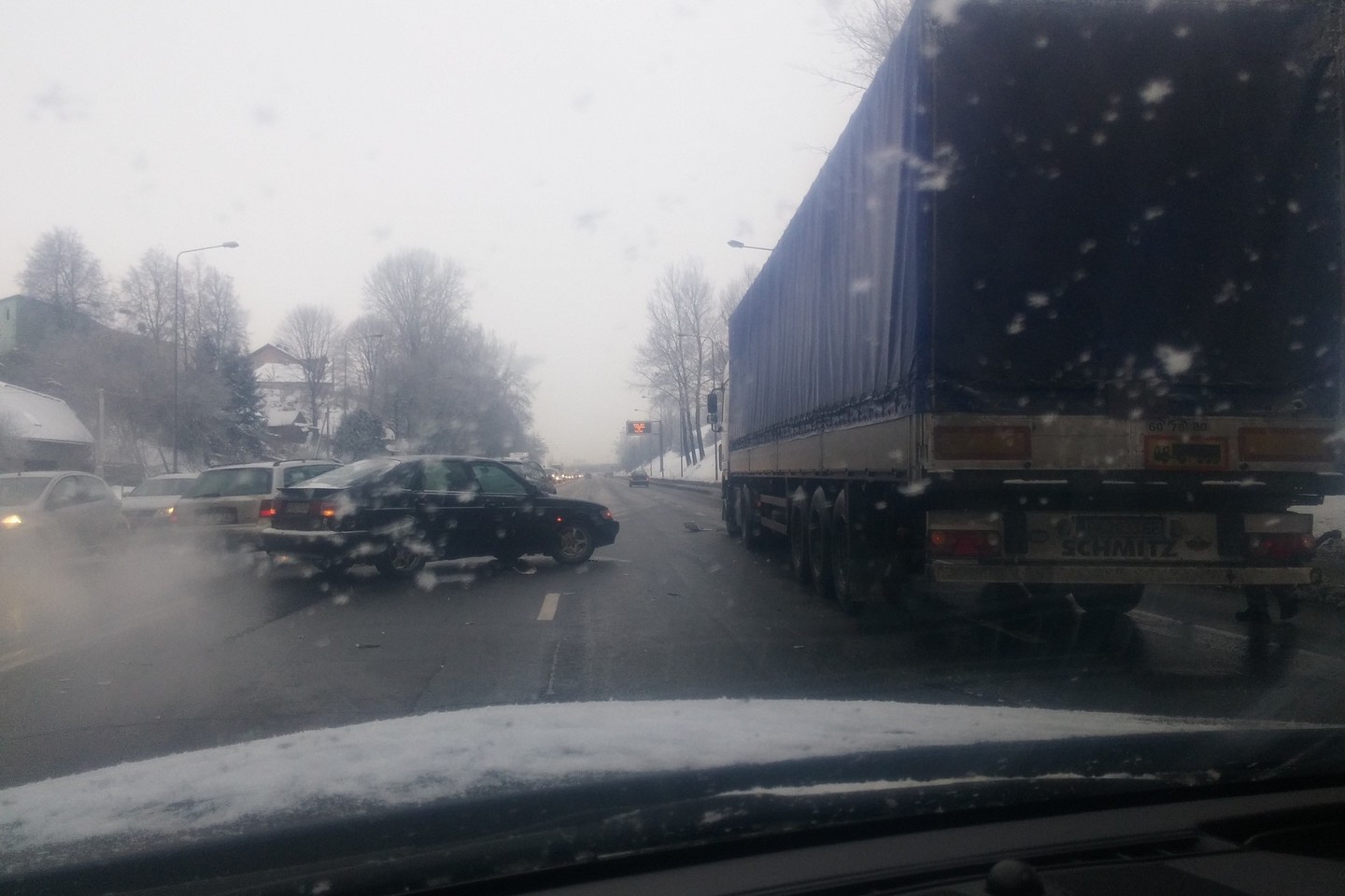 Vilkiko ir „Saab“ avarija Vilniuje užkimšo judrią gatvę.