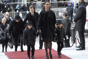 Celine Dion atsisveikina su vyru viešose laidotuvėse