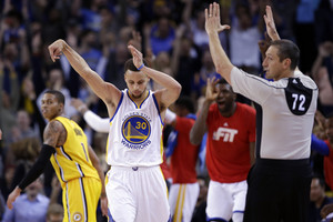 NBA: juoda K. Porzingio naktis ir antžmogiškas Stephenas Curry