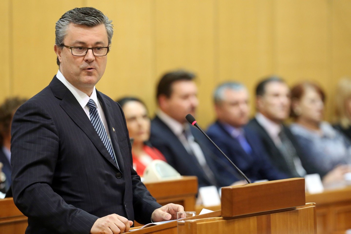 Kroatijos parlamentas penktadienį vėlai vakare patvirtino naują centro dešiniųjų vyriausybę, kuriai vadovaus ministras pirmininkas Tihomiras Oreškovičius.