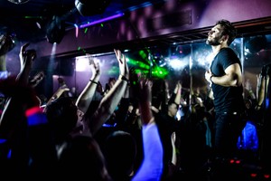 Vaidas Baumila surengė šou populiariausiame gėjų klube