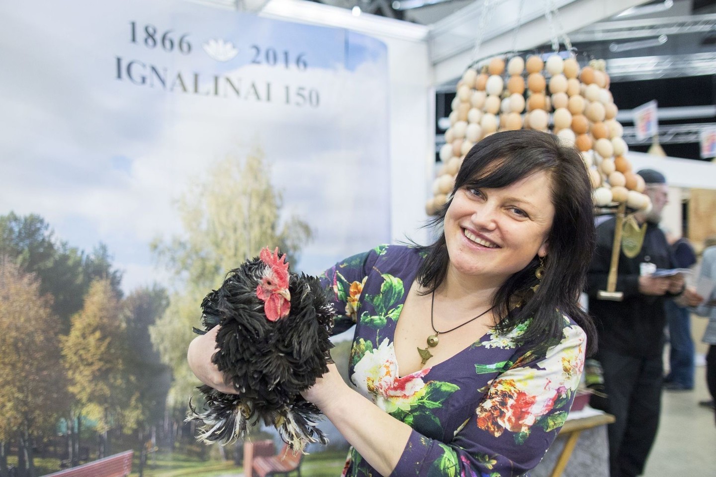 L.Rakauskienė ir vienas iš laimę nešančių jos auginamų paukščių.<br>Organizatorių nuotr.