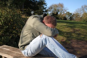 Į tėvo kapo duobę vos neįkritęs vyras pasigailėjo, kad gimė