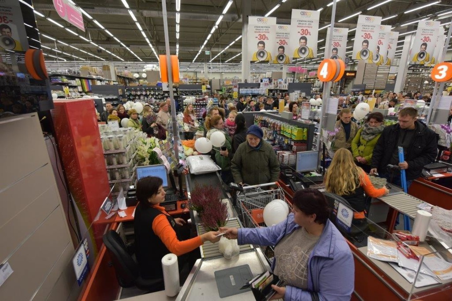 UAB „Senukų prekybos centras“ šiemet planuoja atidaryti dvi naujas parduotuves ir sukurti daugiau nei pustrečio šimto naujų darbo vietų Vilniuje ir Biržuose.<br>„Senukai“ nuotr.