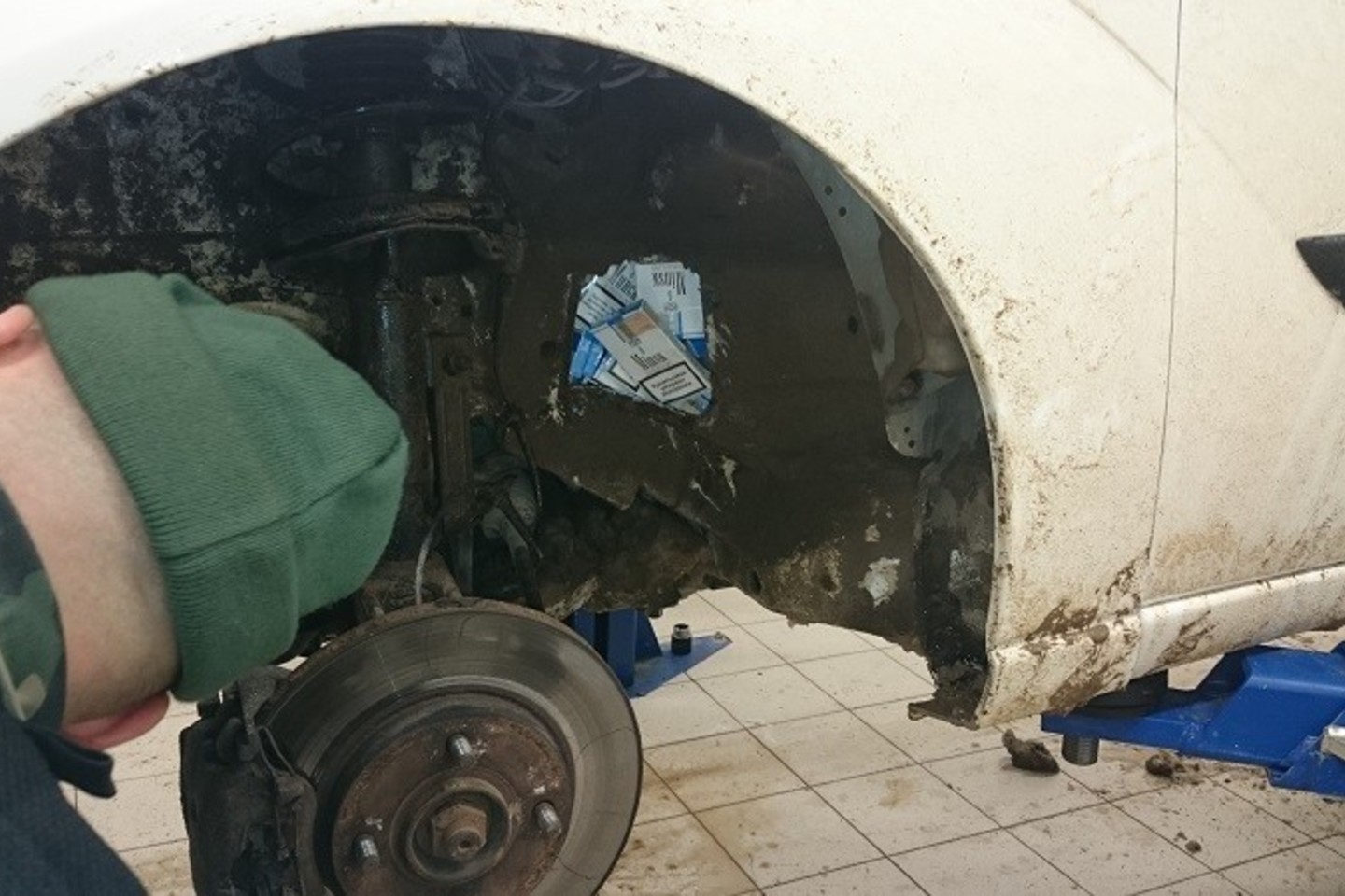Baltarusis į Lietuvą automobilio slėptuvėse vežė kontrabandinius rūkalus.