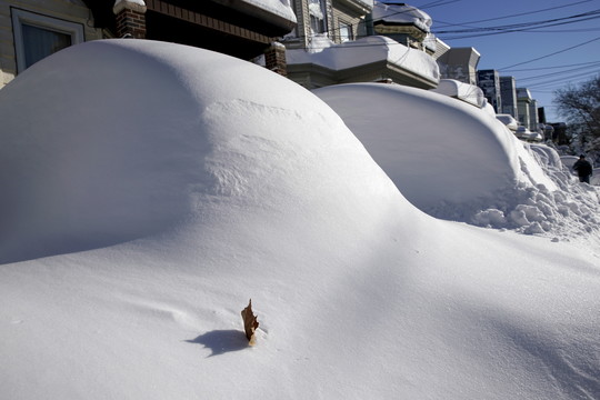 Po galingos sniego audros JAV vaduojasi iš pusnų.<br>„AFP“/“Scanpix“ nuotr.