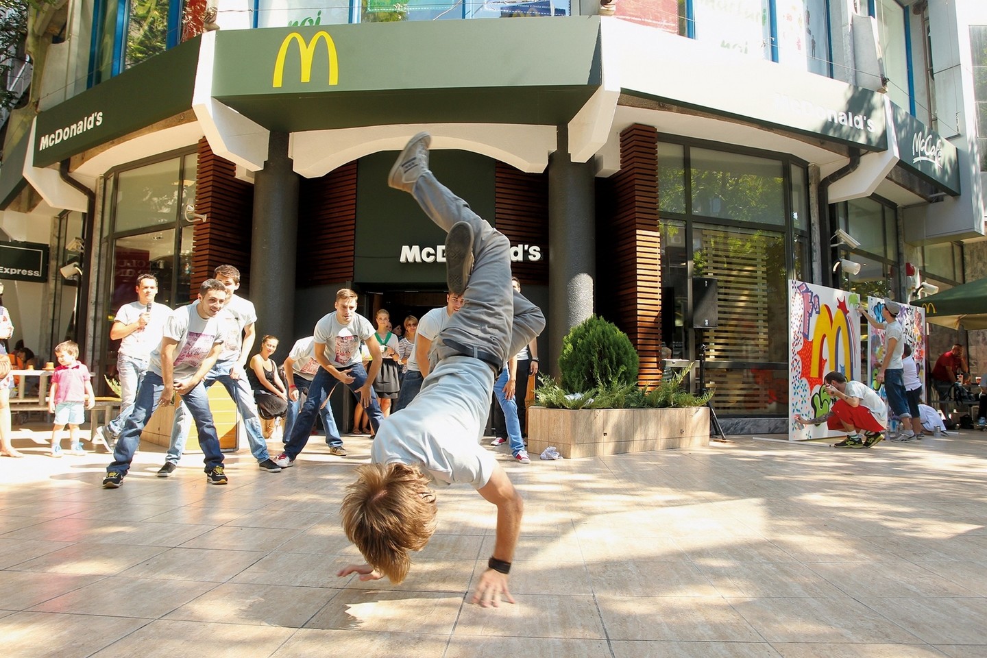 Pirmą kartą „McDonald‘s“ Rumunijoje atidarytas 1995 metais ir šiuo metu pritraukia daugiau kaip 65 mln. lankytojų kasmet.