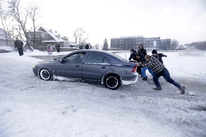 Pašildote variklį prieš važiuodami? Tai gali stipriai pakenkti