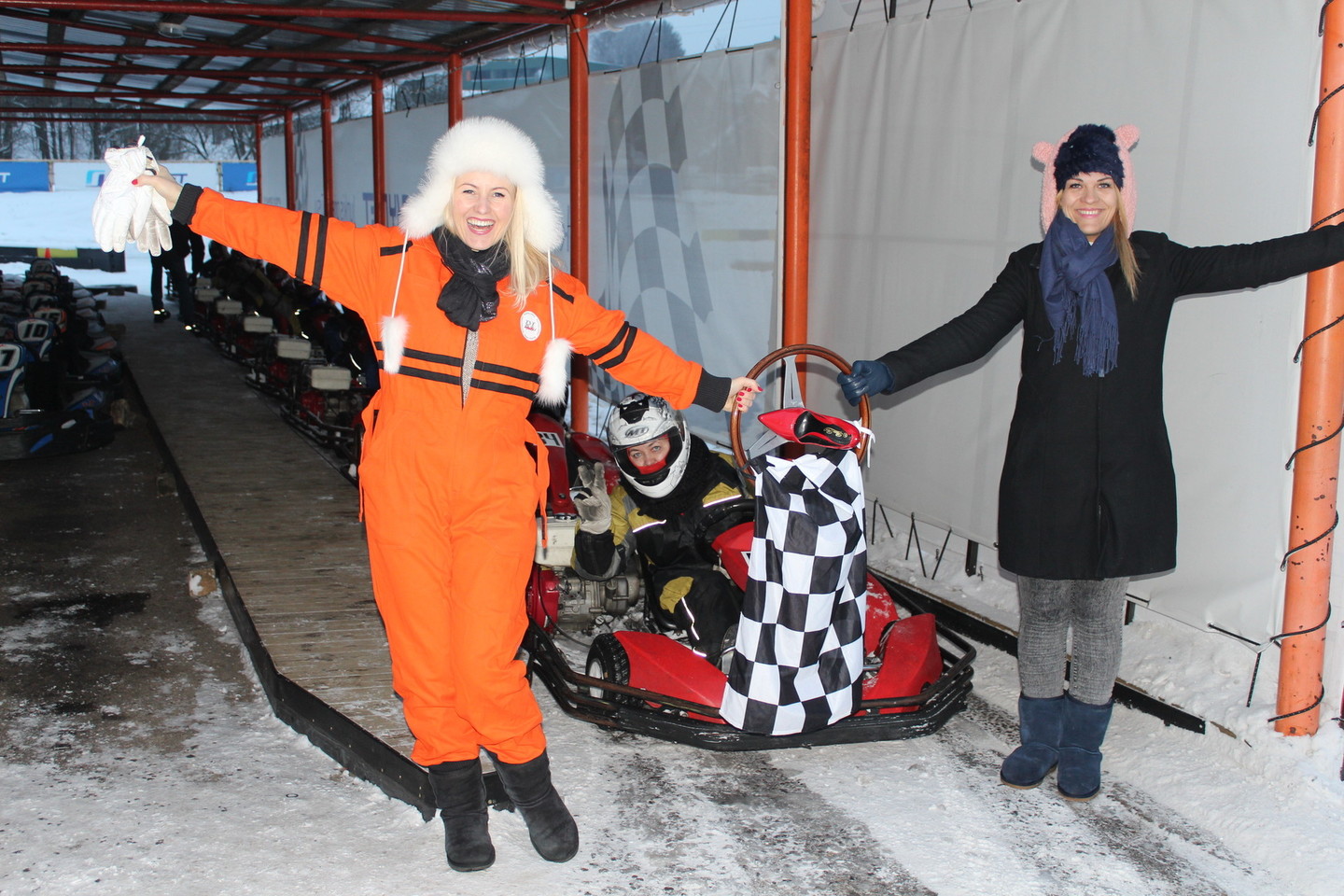 „Racing Ladies“ narės tobulino vairavimo įgūdžius Plytinės kartodrome.<br>Organizatorių nuotr.