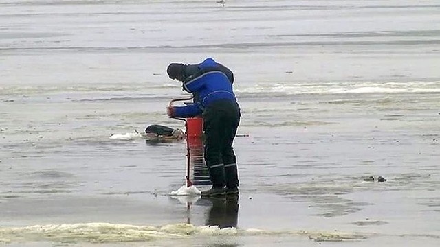 Žvejų negąsdina sparčiai tirpstantis Kuršių marių ledas