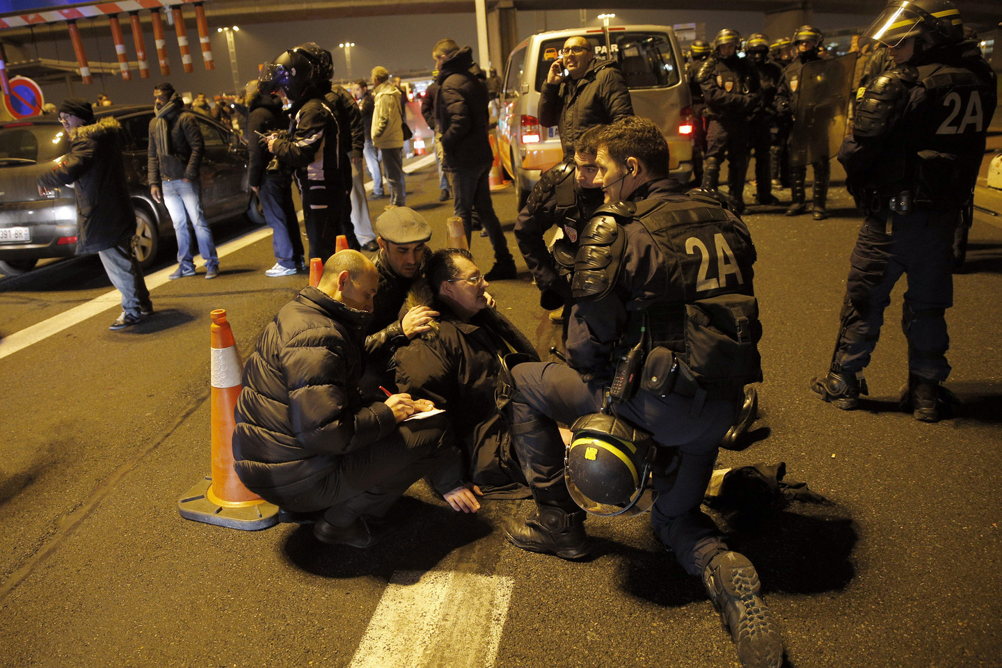 Prancūzijoje taksistai blokavo kelius, protestuodami prieš „Uber“.<br>AP nuotr.