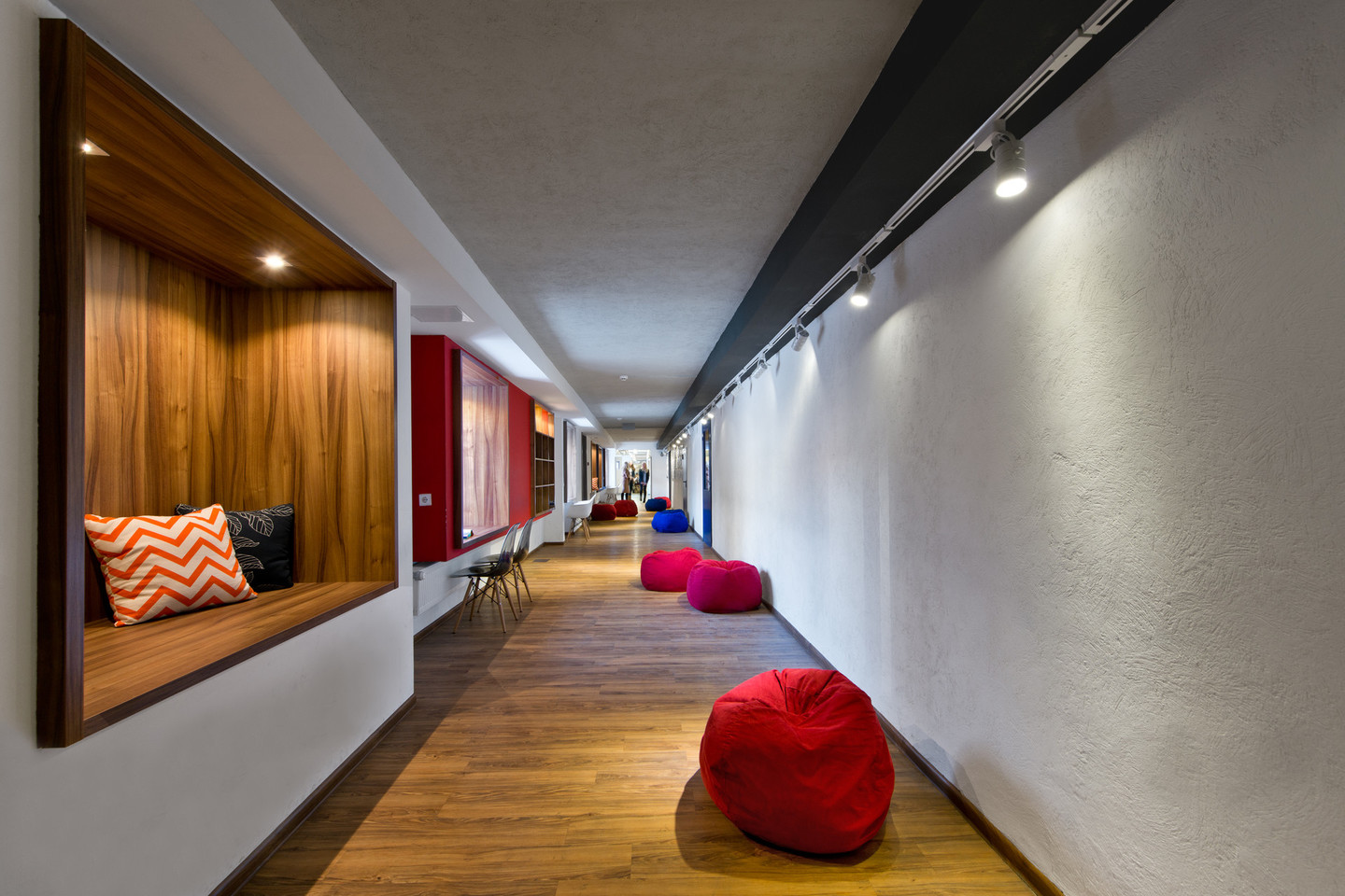 LSMU gimnazijos rekonsrukcijos autorės – architektės Edita Stankevičiūtė Righetto ir Ieva Valskytė.<br>L.Garbačausko nuotr.