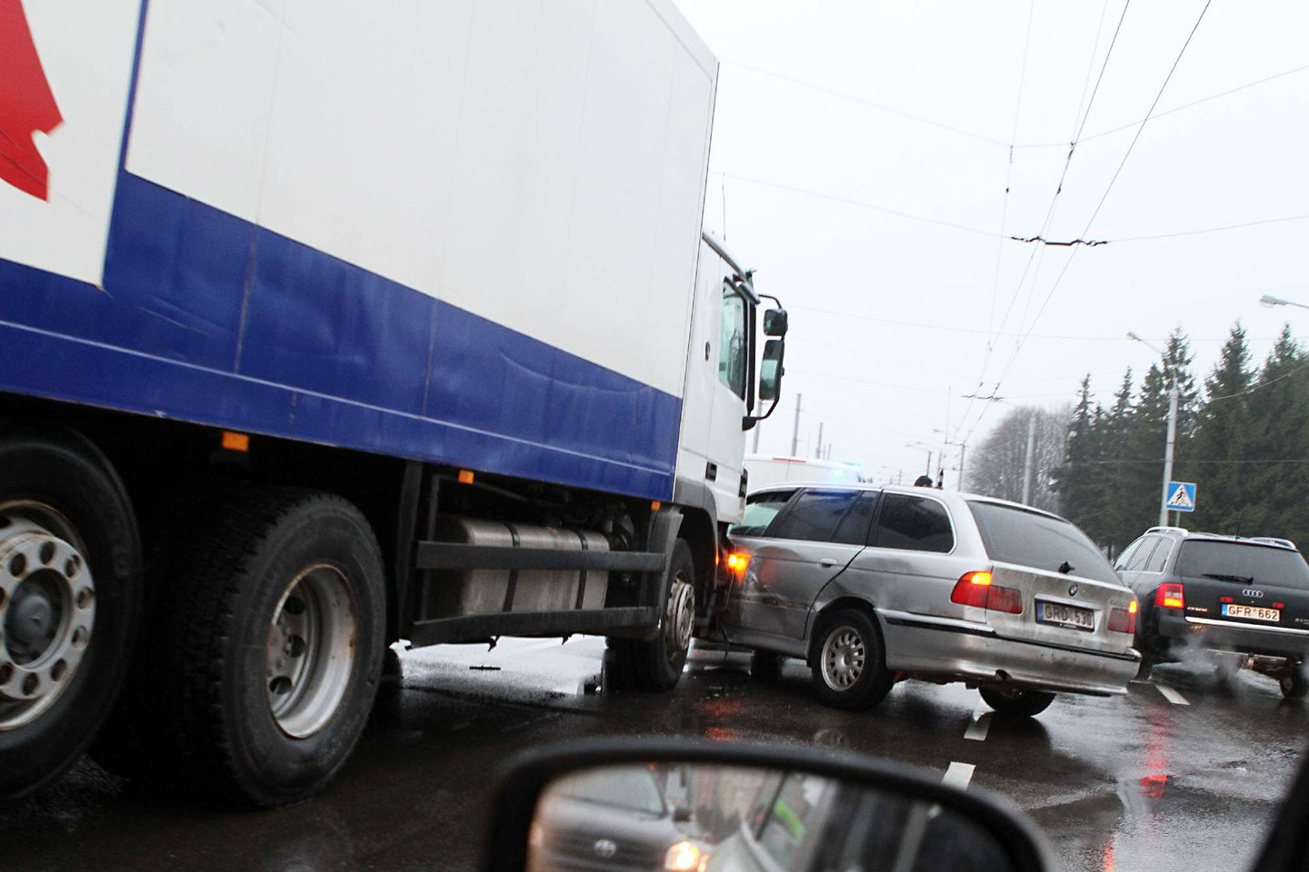 Sunkvežimis gerokai apgadino BMW šoną.
