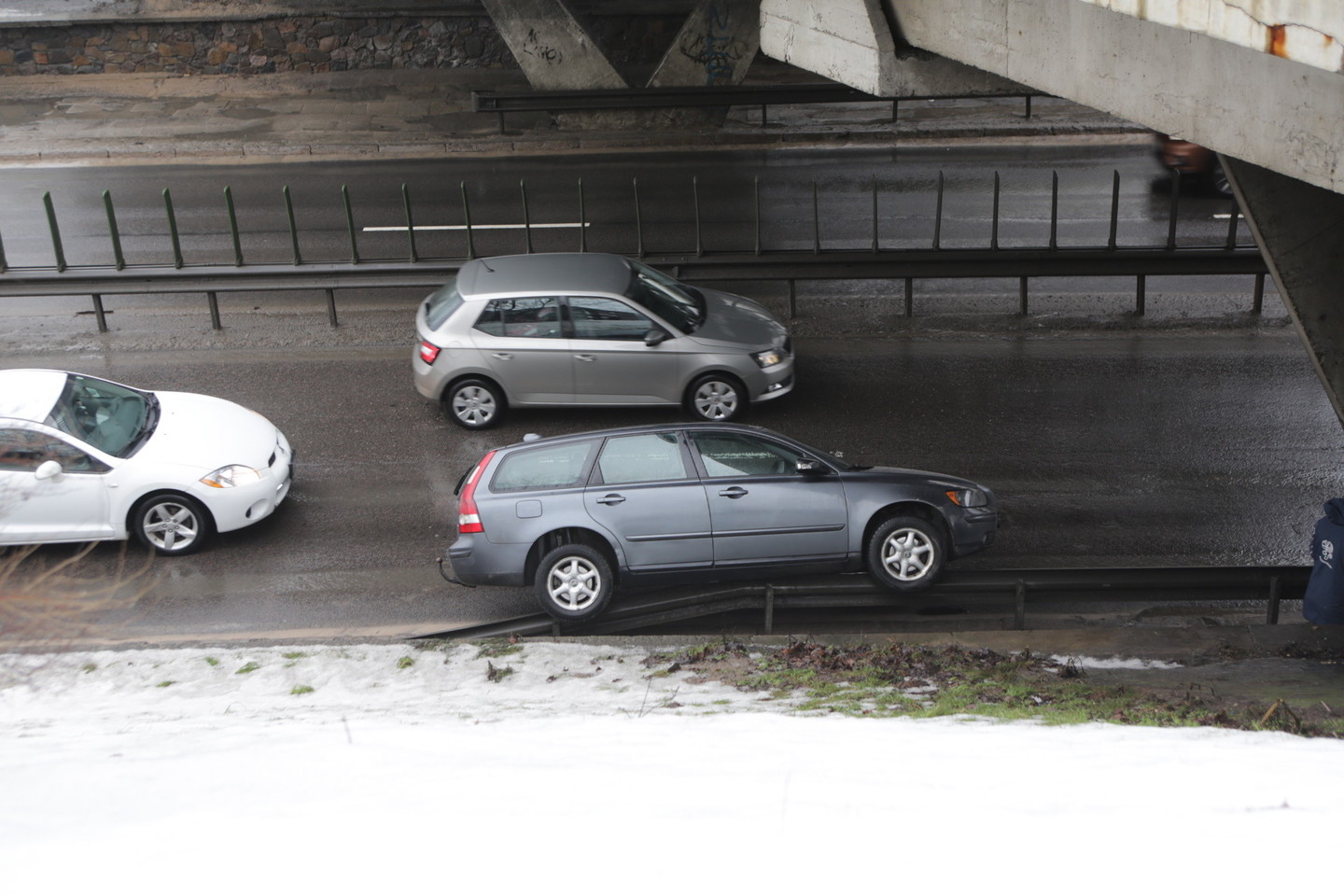 Judrioje Vilniaus gatvėje „Volvo“ pakibo ant atitvarų.