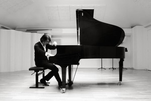 Pianisto Maxense Cyrin kūryba lydi mados namų pasirodymus