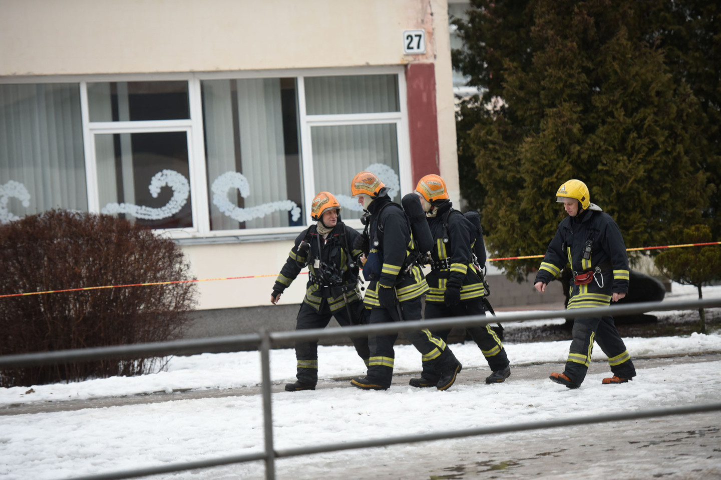 Dėl kilusio gaisro trečiadienį buvo evakuota Vilniaus Jono Basanavičiaus progimnazija.<br>D.Umbraso nuotr.