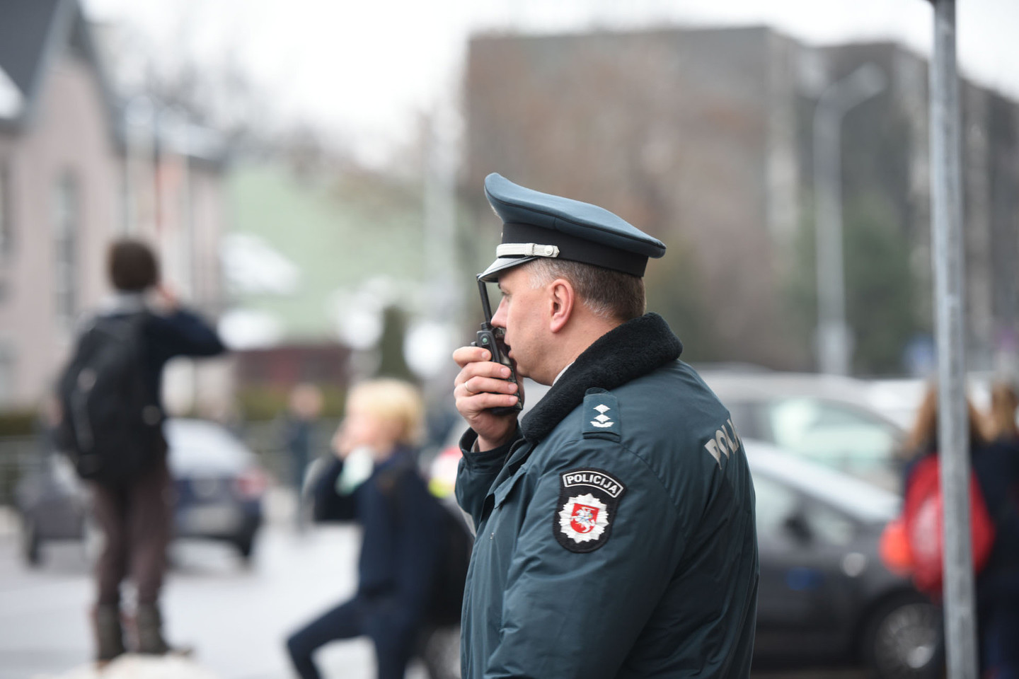 Dėl kilusio gaisro trečiadienį buvo evakuota Vilniaus Jono Basanavičiaus progimnazija.<br>D.Umbraso nuotr.