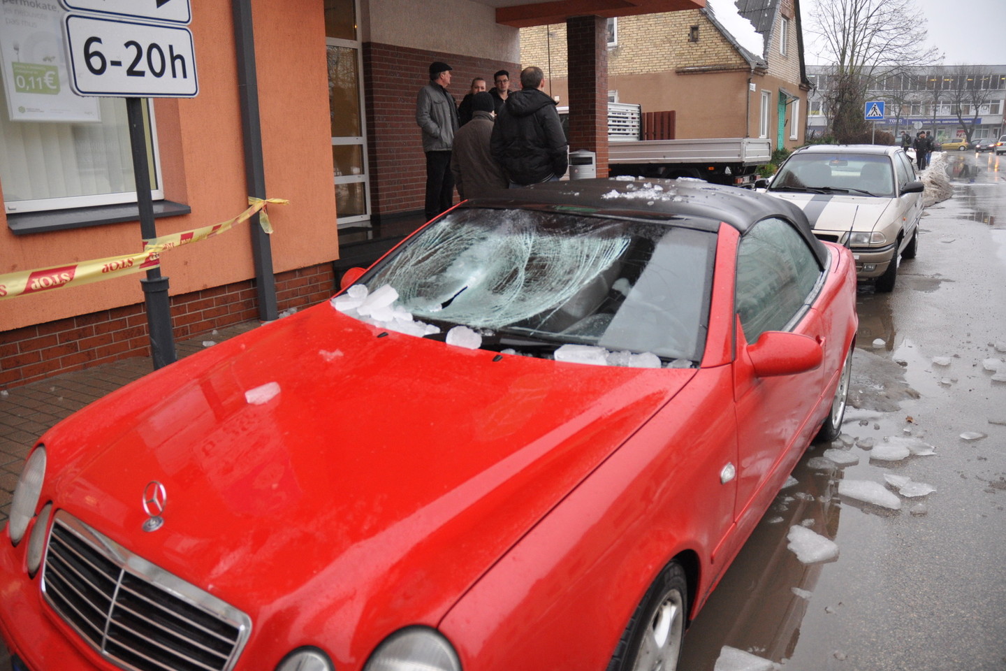 Telšiuose nuo stogo nušliuožęs sniegas apgadino „Mercedes“.