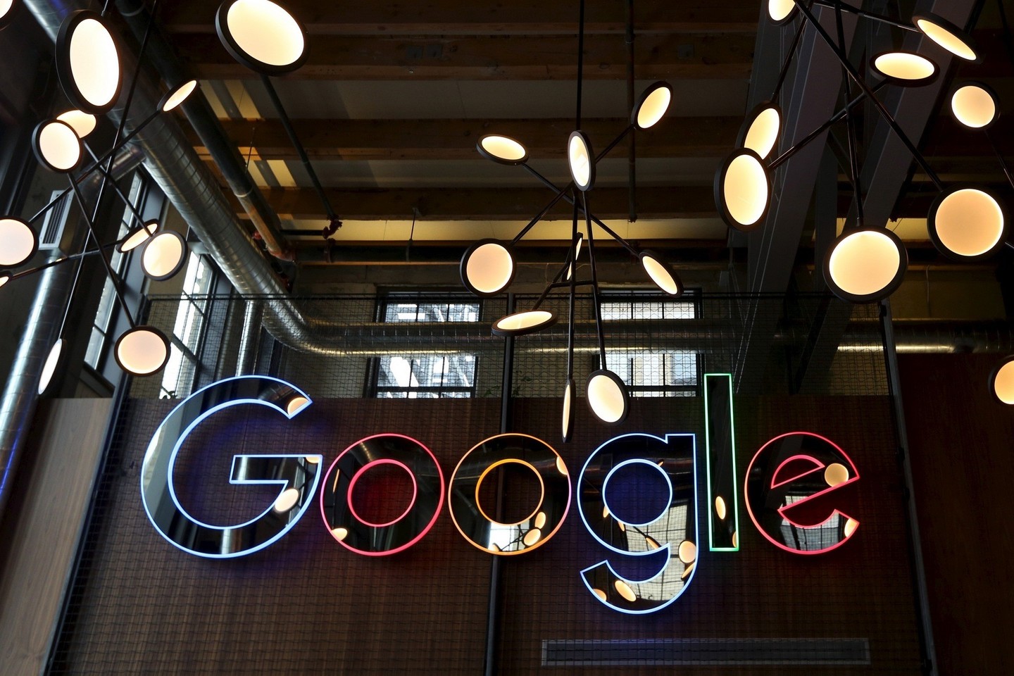 Tarp tokių pasaulinių kompanijų minimos technologijų milžinės „Facebook“ ir „Google“, farmacijos milžinė „Valeant“.