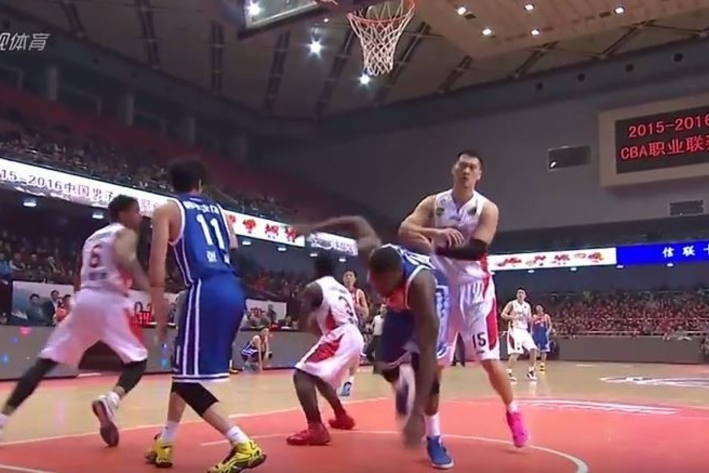 J.Maxiellas ėmė po visą aikštelę vytis 208 cm ūgio Šandongo „Flaming Bulls“ komandos žaidėją kiną When Wu Ke