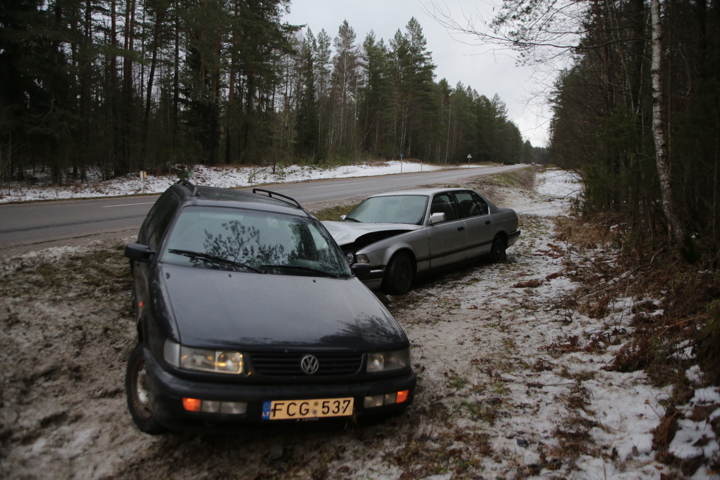 Trakų r. „VW Passat“ trenkėsi į nuo kelio nuslydusį BMW.