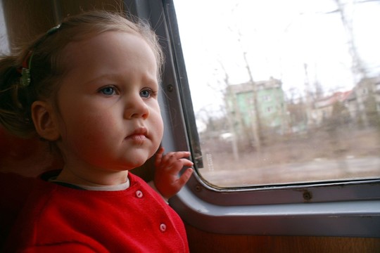 3 valandos traukinyje su mergaite sukrėtė – keleivė net pravirko