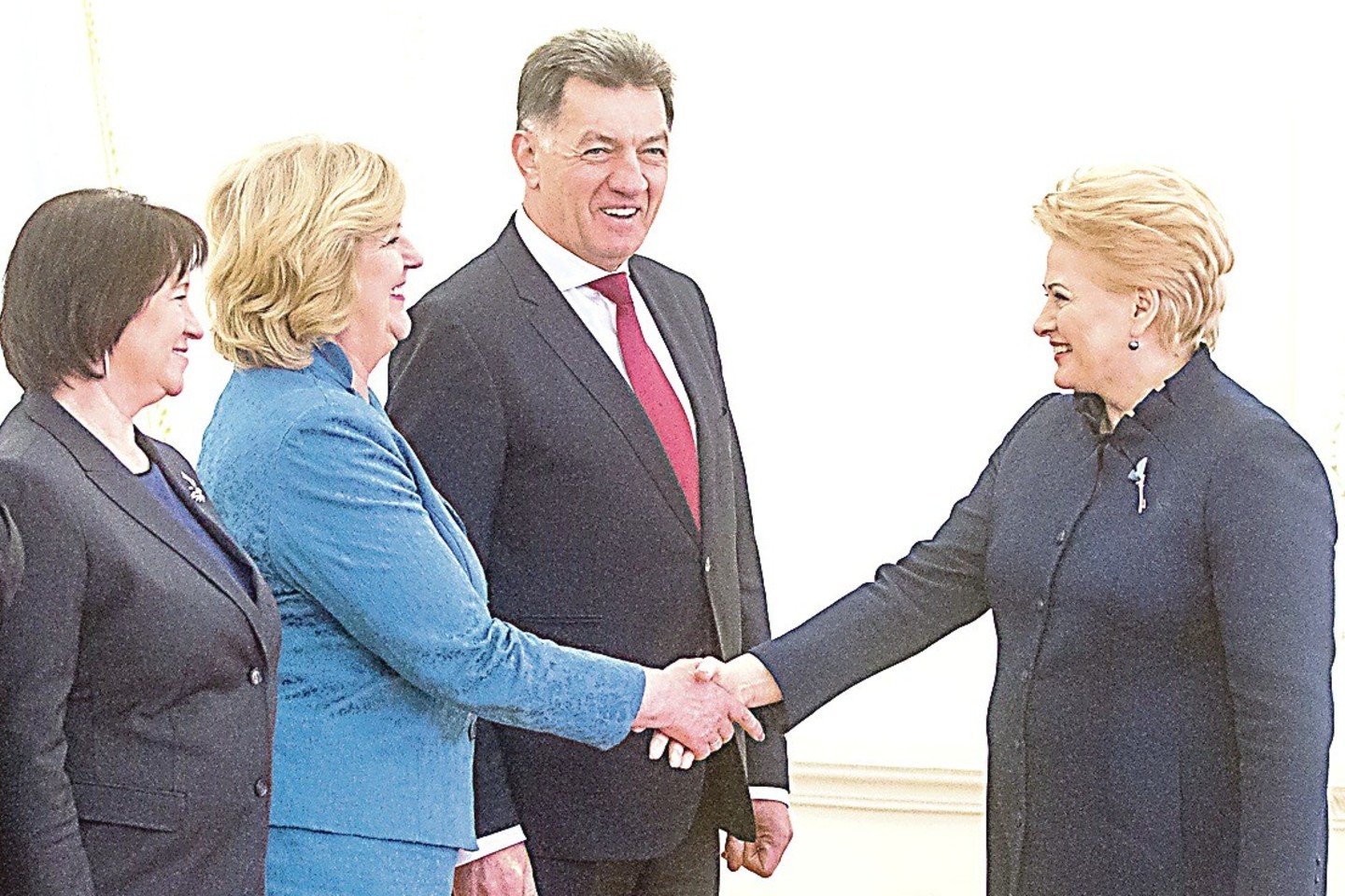 Visai neseniai R.Šalaševičiūtė (antra iš kairės) kartu su kolege V.Baltraitiene, premjeru A.Butkevičiumi ir kitais ministrų kabineto nariais pietavo pas prezidentę D.Grybauskaitę ir, regis, niekas nepranašavo audros.