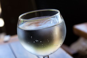 Kodėl patariama gerti šiltą sūdytą vandenį?