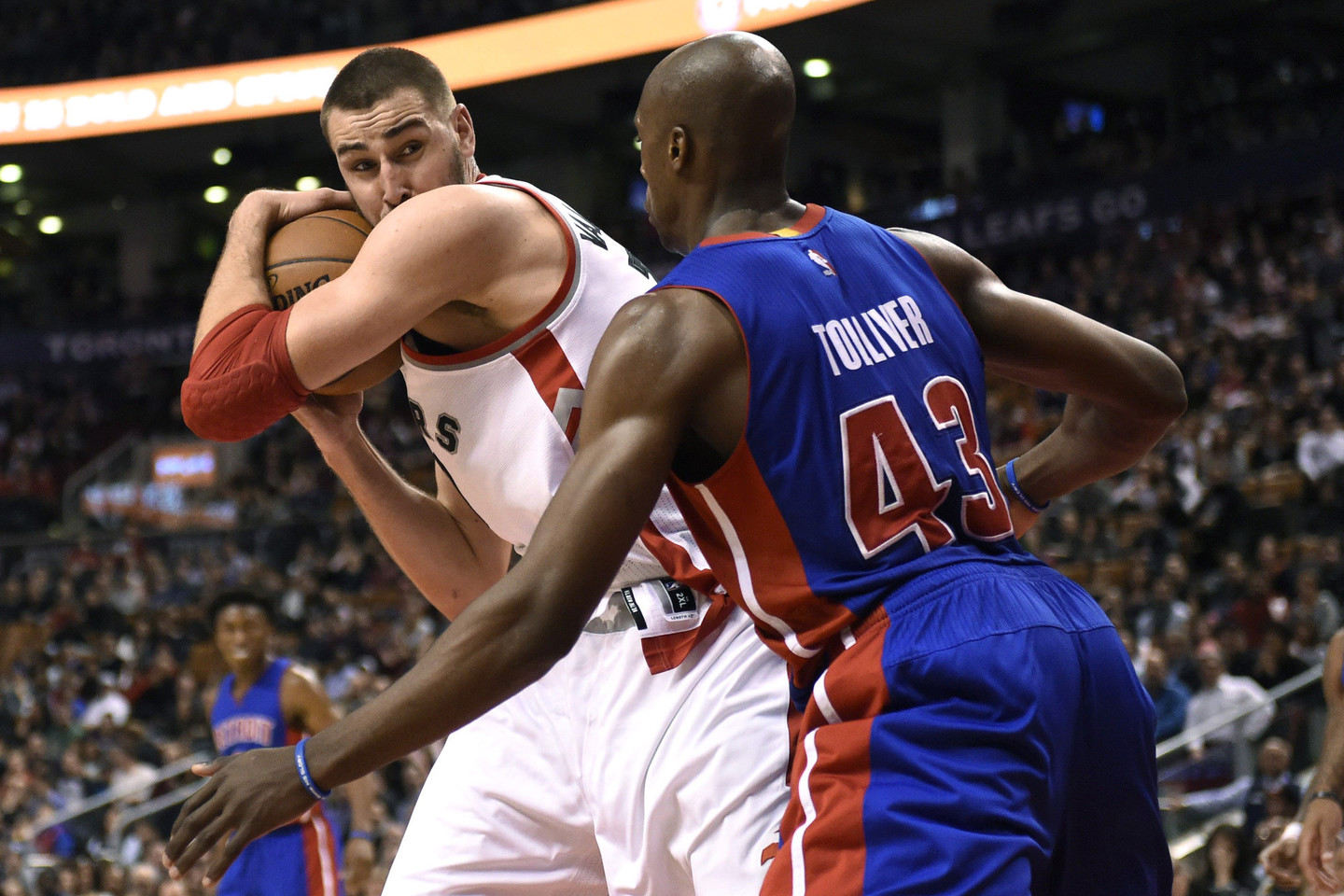 „Raptors“ iššvaistė pranašumą, tačiau laimėjo prieš „Pistons“